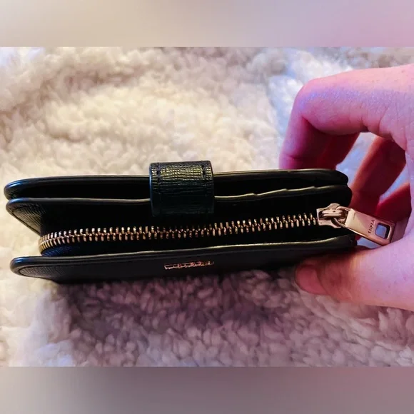 Black Saffiano leather Furla wallet with 8 card slots, in Excellent condition! - Picture 2 of 6